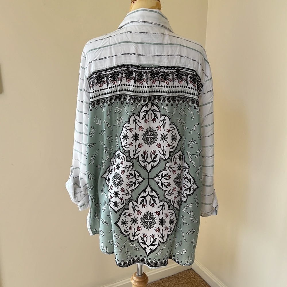 STYLE & CO Woman Size 2X white with green combo back printed front button top - Picture 2 of 8
